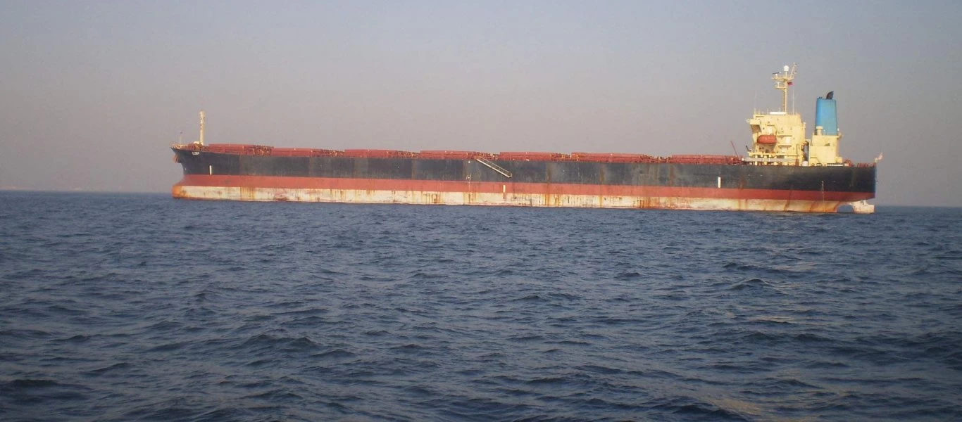 Επίθεση πειρατών σε τάκνερ με βρετανική σημαία στον Κόλπο του Άντεν (φώτο)